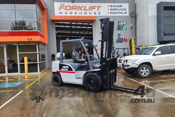 Nissan 4T Forklift with Tyne Positioners