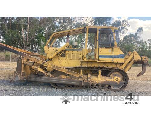 Komatsu D65E-8 dozer