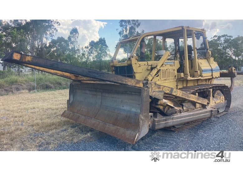 Komatsu D65E-8 dozer