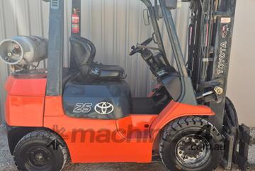 Toyota 2000 LPG 2.5T Forklift with Container Mast Toyota 2000 LPG 2.5T Forklift with Container Mast
