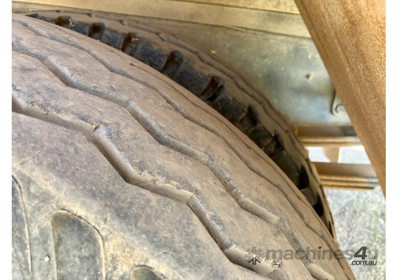 caption 1992 Isuzu FSR 750 Traytop