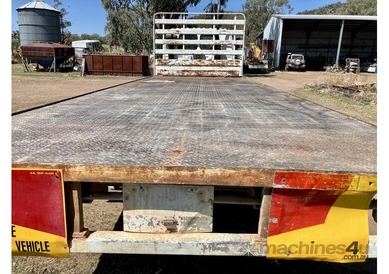 caption 1992 Isuzu FSR 750 Traytop