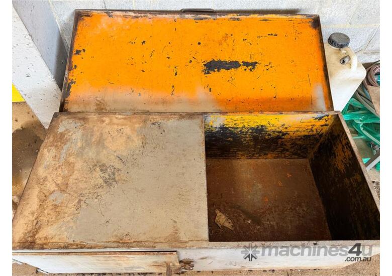 caption HEAVY DUTY TOOLBOX