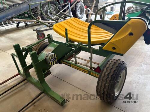 caption HUSTLER 4000 ROUND BALE FEEDER