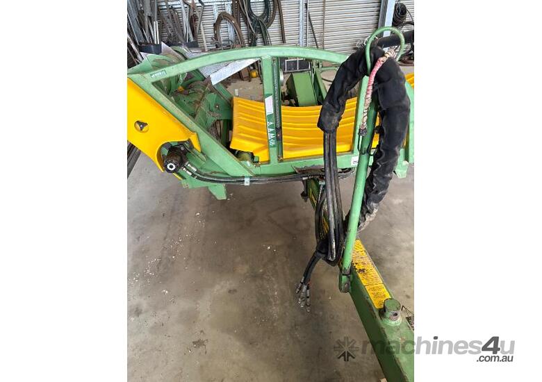caption HUSTLER 4000 ROUND BALE FEEDER