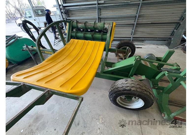 caption HUSTLER 4000 ROUND BALE FEEDER