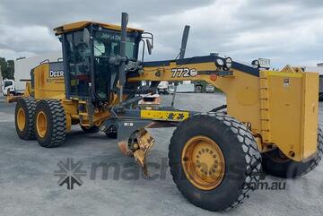 John Deere   772g