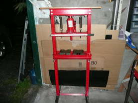 Hydraulic Press 12 Tonne - picture0' - Click to enlarge