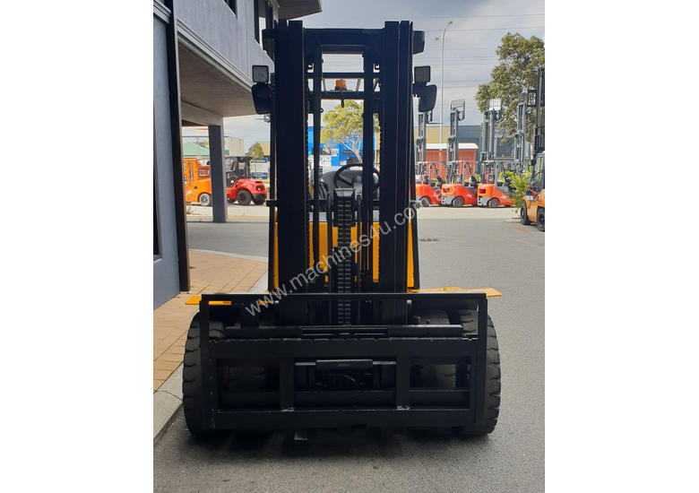 caption Clark 5000kg LPG forklift with 5000mm three stage mast and dual wheels