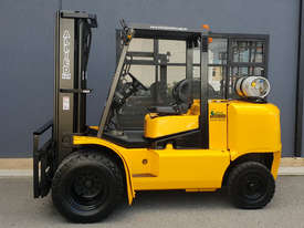 Clark 5000kg LPG forklift with 5000mm three stage mast and dual wheels - picture0' - Click to enlarge
