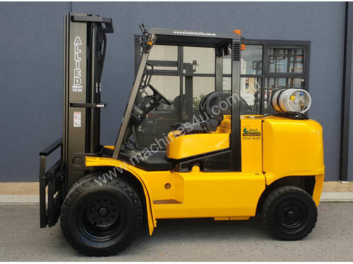 Clark 5000kg LPG forklift with 5000mm three stage mast and dual wheels