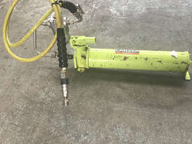 Larzep Hydraulic Porta Power Single Acting Hand Pump W22307 - picture1' - Click to enlarge