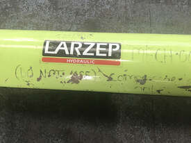 Larzep Hydraulic Porta Power Single Acting Hand Pump W22307 - picture2' - Click to enlarge