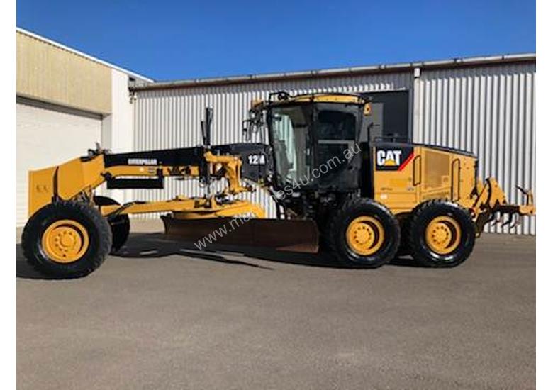 caption Caterpillar 12M Grader