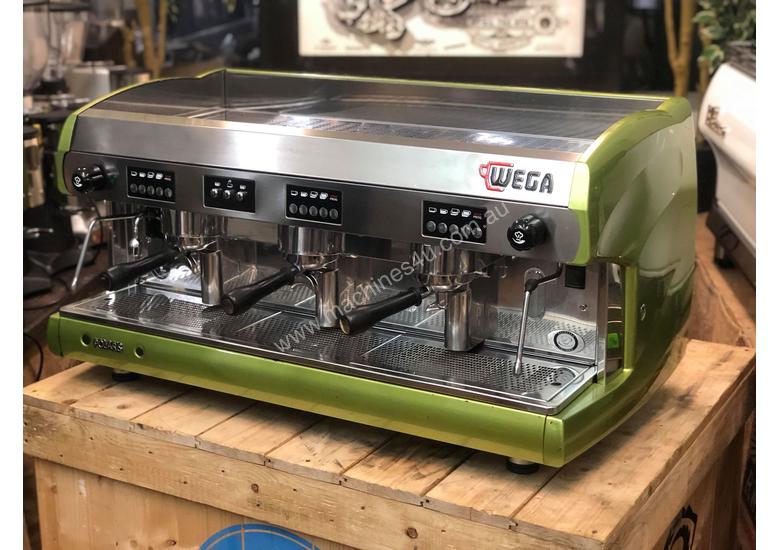 Used wega WEGA POLARIS 3 GROUP METALLIC GREEN ESPRESSO COFFEE MACHINE