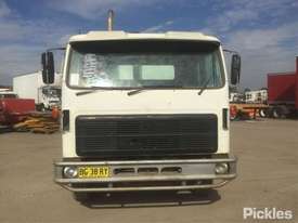 1995 International Acco 2350E - picture1' - Click to enlarge