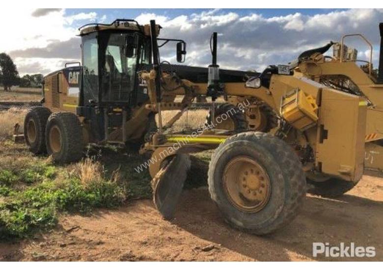 caption 2011 Caterpillar 140M