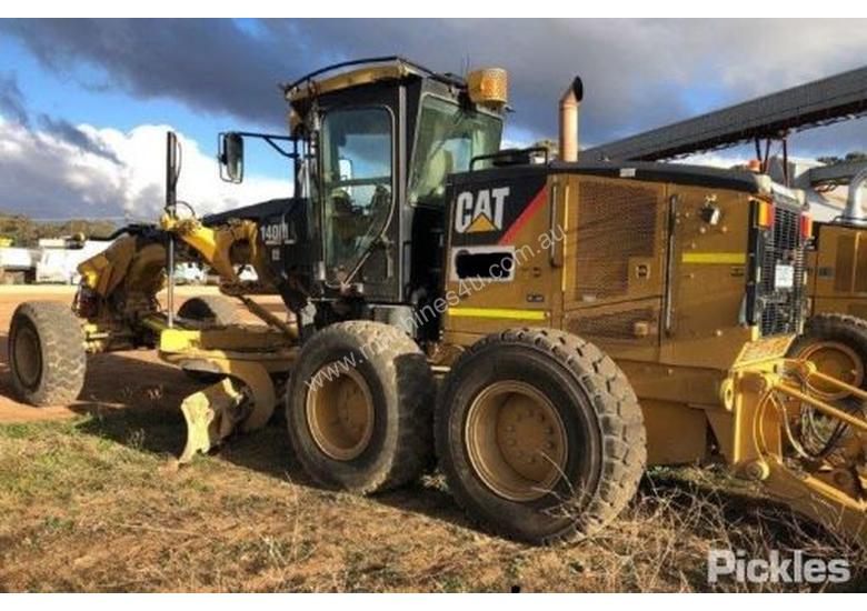 caption 2011 Caterpillar 140M