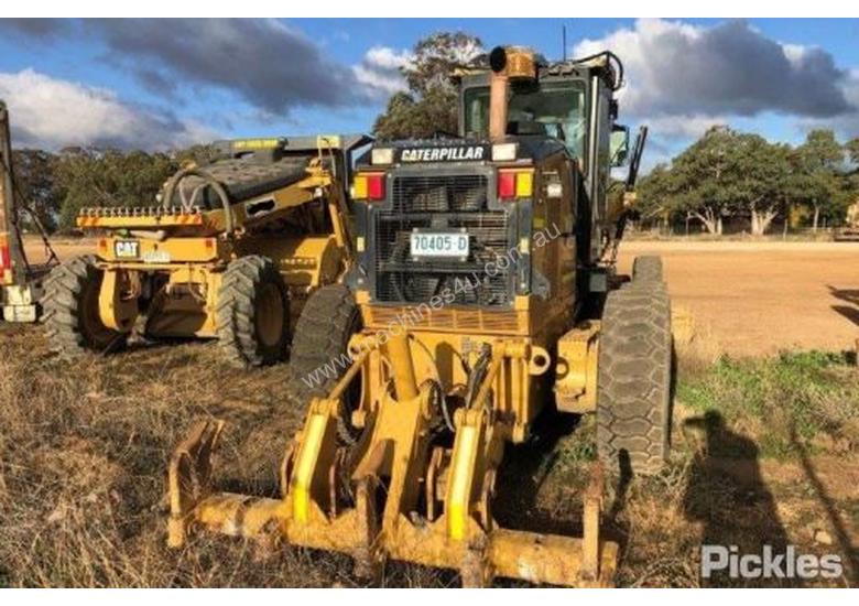 caption 2011 Caterpillar 140M