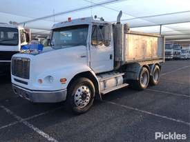 1998 Freightliner FL112 - BC - picture2' - Click to enlarge