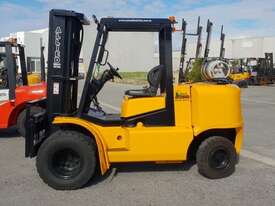 Clark 5000kg LPG Forklift with 4850mm Three Stage Mast, Sideshift & Dual Wheels - picture0' - Click to enlarge