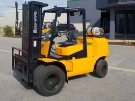 Clark 5000kg LPG Forklift with 4850mm Three Stage Mast, Sideshift & Dual Wheels - picture0' - Click to enlarge