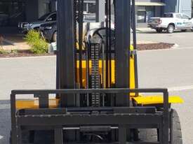 Clark 5000kg LPG Forklift with 4850mm Three Stage Mast, Sideshift & Dual Wheels - picture1' - Click to enlarge