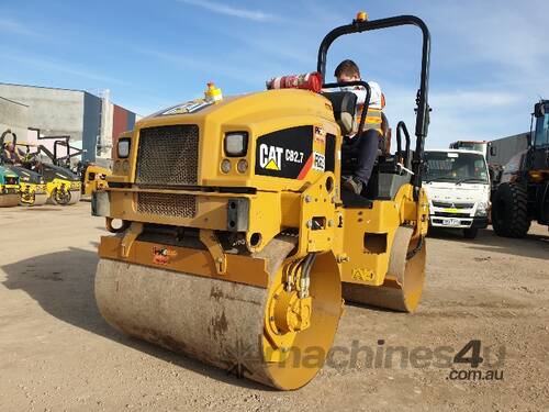 CAT CB2.7 TANDEM STEEL DRUM VIBRATING ROLLER WITH LOW 450HRS