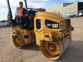 CAT CB2.7 TANDEM STEEL DRUM VIBRATING ROLLER WITH LOW 450HRS - picture2' - Click to enlarge