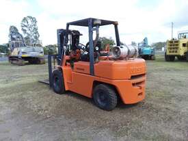 Nissan 4.5 ton Forklift - picture2' - Click to enlarge