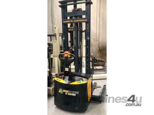 WALKIE STACKER WITH SIDESHIFT