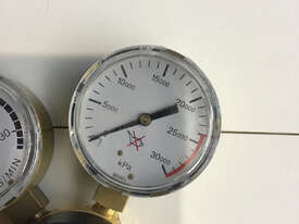 Harris Single Stage Cylinder Regulator Model 801 - picture2' - Click to enlarge