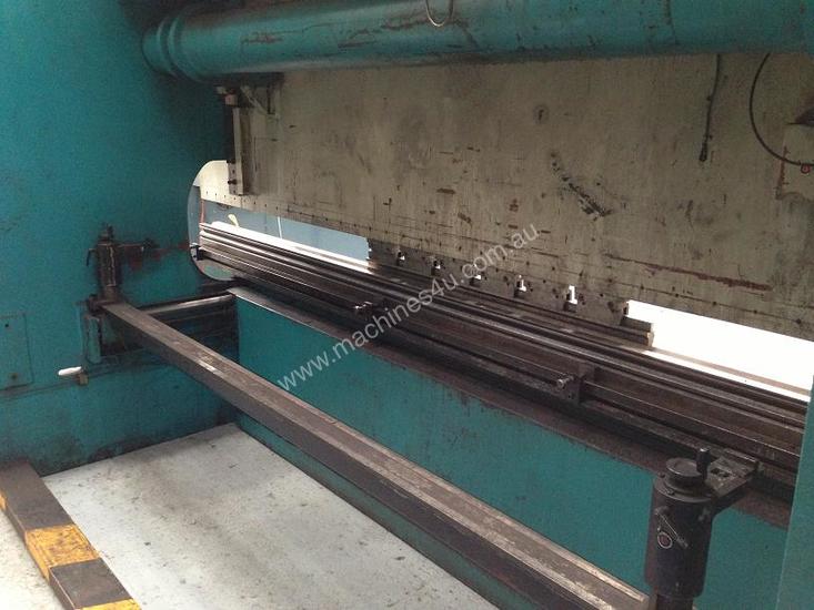 caption Adira QHD-15040 4M x 150Tonne press Brake
