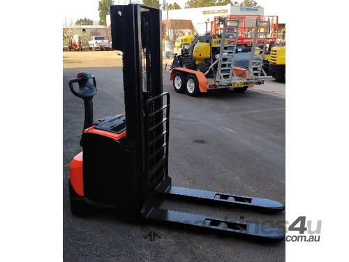 Used Toyota 1.2TON Electric Walkie Stacker