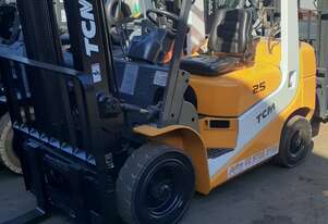 ACTIVE FORKLIFTS - Tcm 2.5 ton forklift for sale 3700mm mast solid tyres