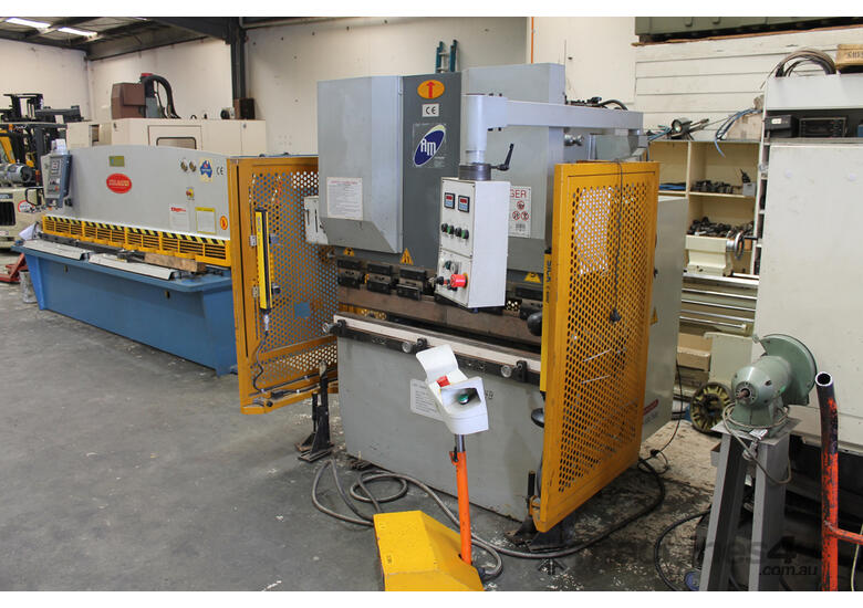 Used 2006 am machinery WC67Y 30 x 1320 Hydraulic Pressbrake Folder