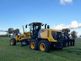 Grader 15.5T - Cummins Engine + Climate Controlled Cab - picture0' - Click to enlarge