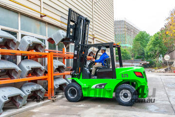 UN Forklift 7T Lithium - 2 Hour Charge Time with Cascade Side Shift