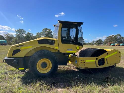 caption Bomag BW216D-5 Vibrating Roller Roller/Compacting