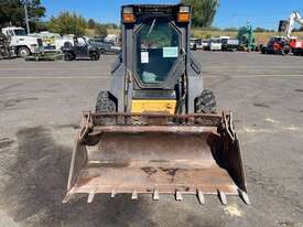 New Holland LS170 Skid Steer - picture1' - Click to enlarge