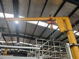 Floor mounted JIB crane. 500kg rated. 4m lifting height. 5m radius - picture1' - Click to enlarge