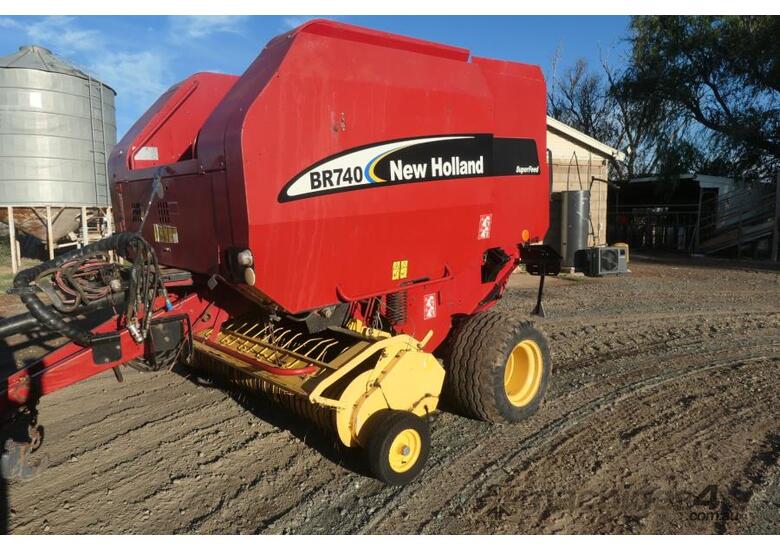caption NH BR 40 Round Baler