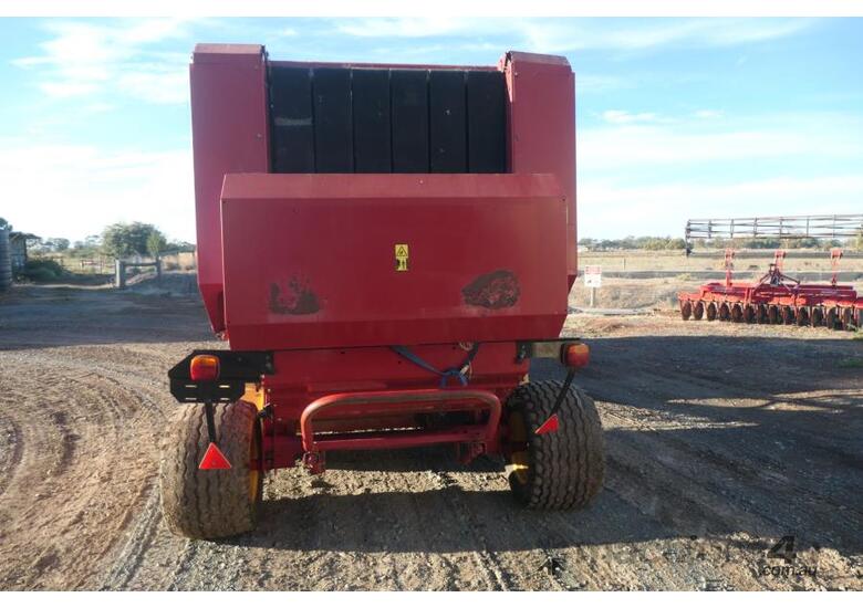 caption NH BR 40 Round Baler