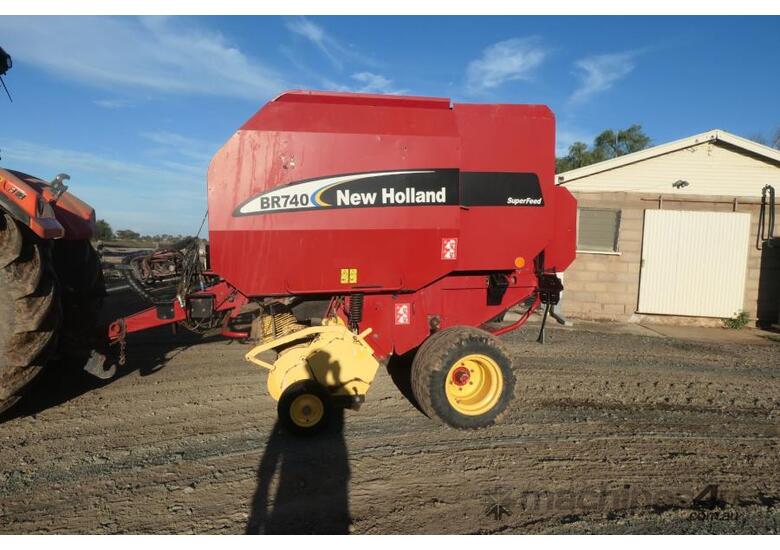 caption NH BR 40 Round Baler