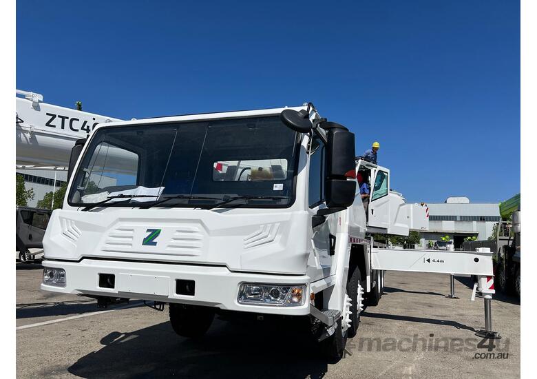 caption 2025 Zoomlion ZTC400V 40Ton Truck Crane