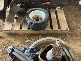 Toro mini loader with attachments - picture1' - Click to enlarge