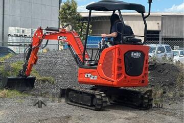 Excavator 2.5 Ton includes Free Attachments