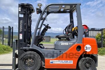 Wollongong Forklift: Toyota 2.5T LPG, 3-Stage Container Mast, 4.5m Lift with Rotator!