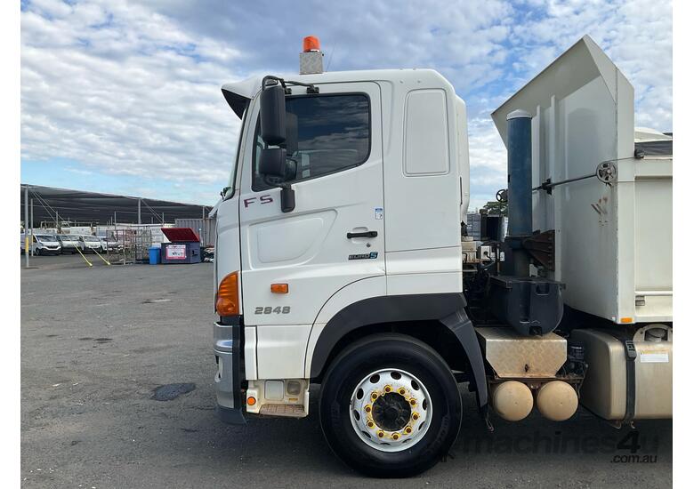caption 2012 Hino 700 2848 FS Tipper
