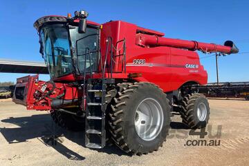 CASE IH 9250 Combine & MacDon D140 On Trailer